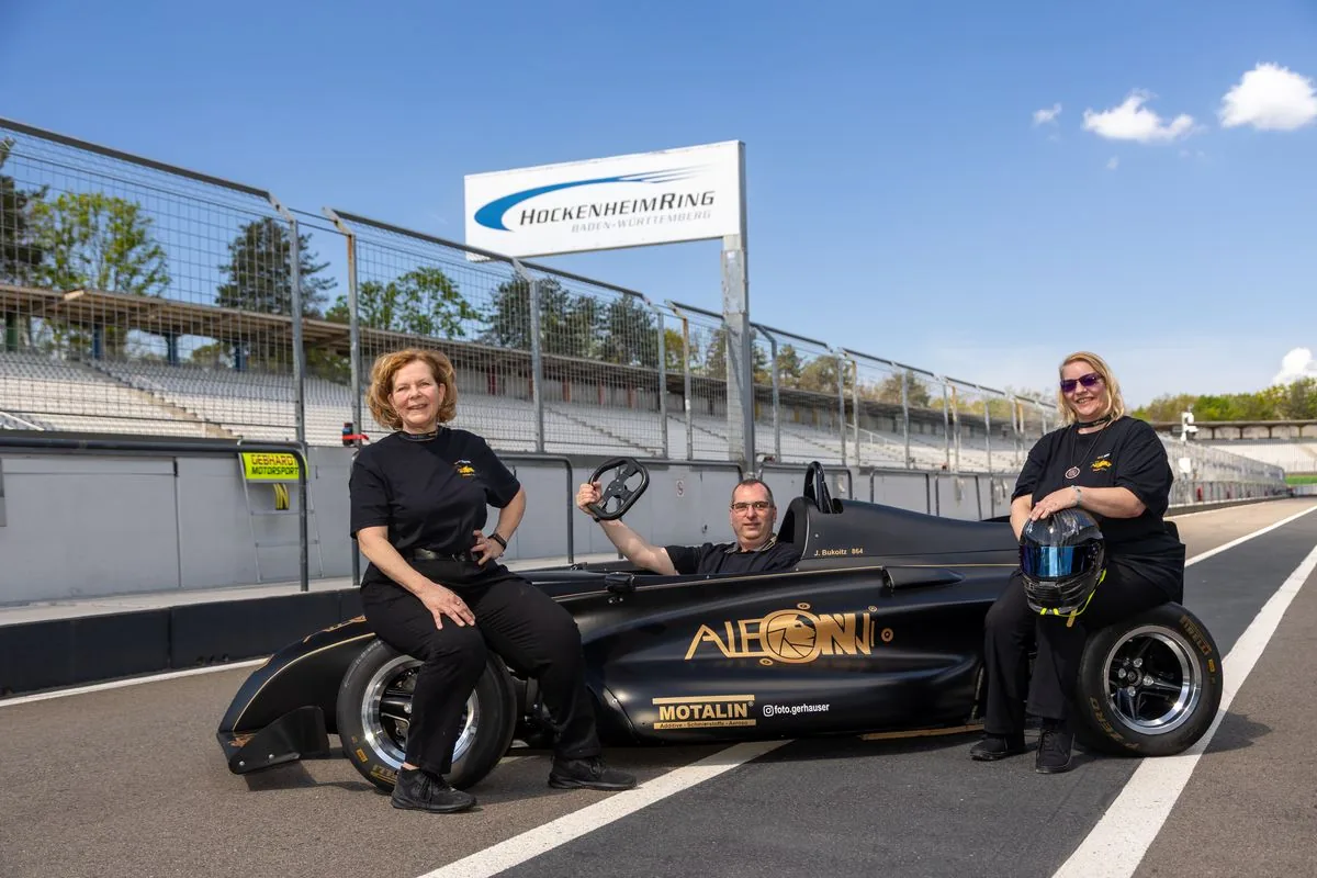 Das ALEONN Racing Team am Hockenheimring, Winfried Altmann im Cockpit des Rennwagens