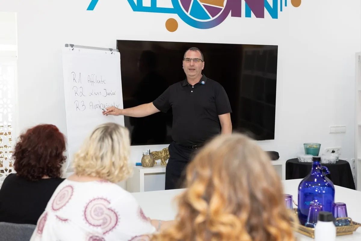 Winfried Altmann präsentiert live am ALEONN-Stand