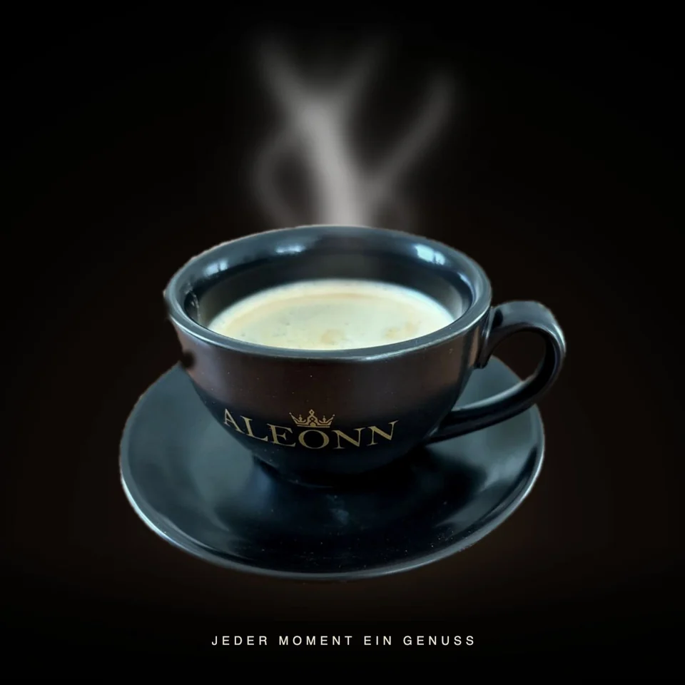 Schwarze ALEONN Kaffeetasse mit goldenem Logo: Originalmotiv aus dem Shop
