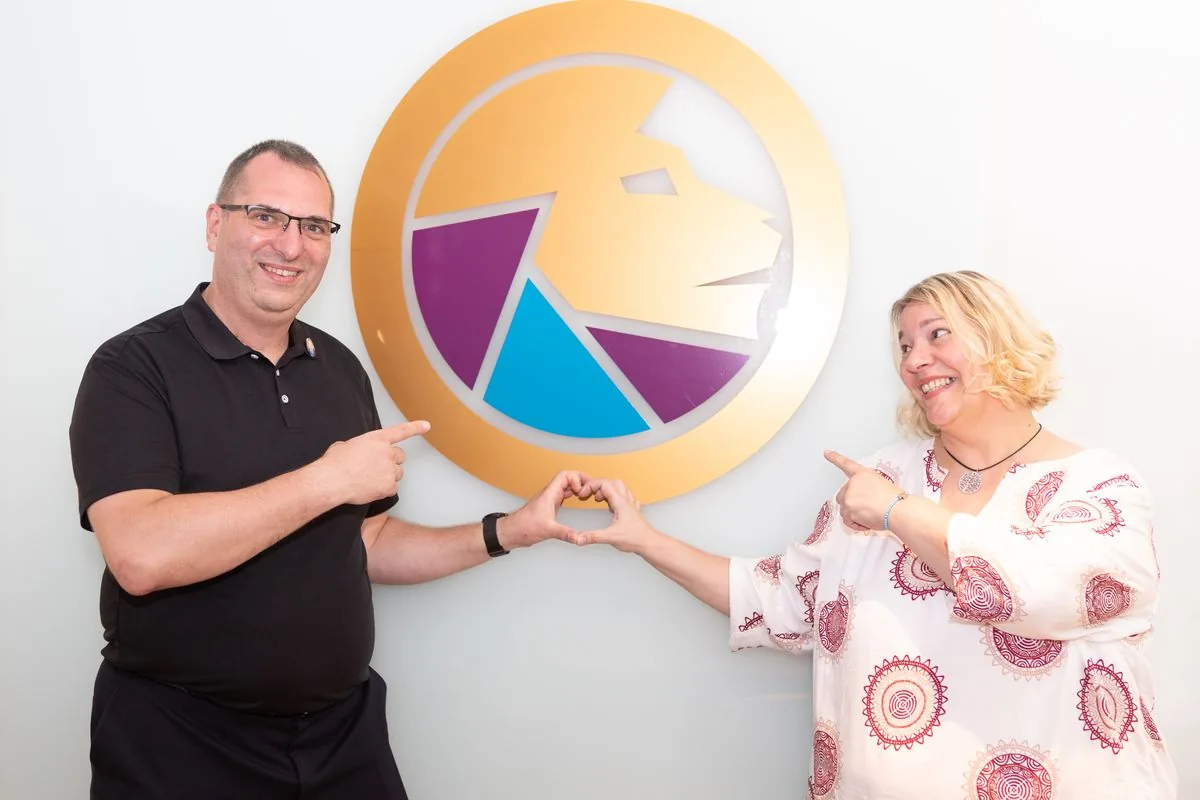 Winfried Altmann mit Teampartnerin und Co-Founderin Christiane vor dem ALEONN-Logo
