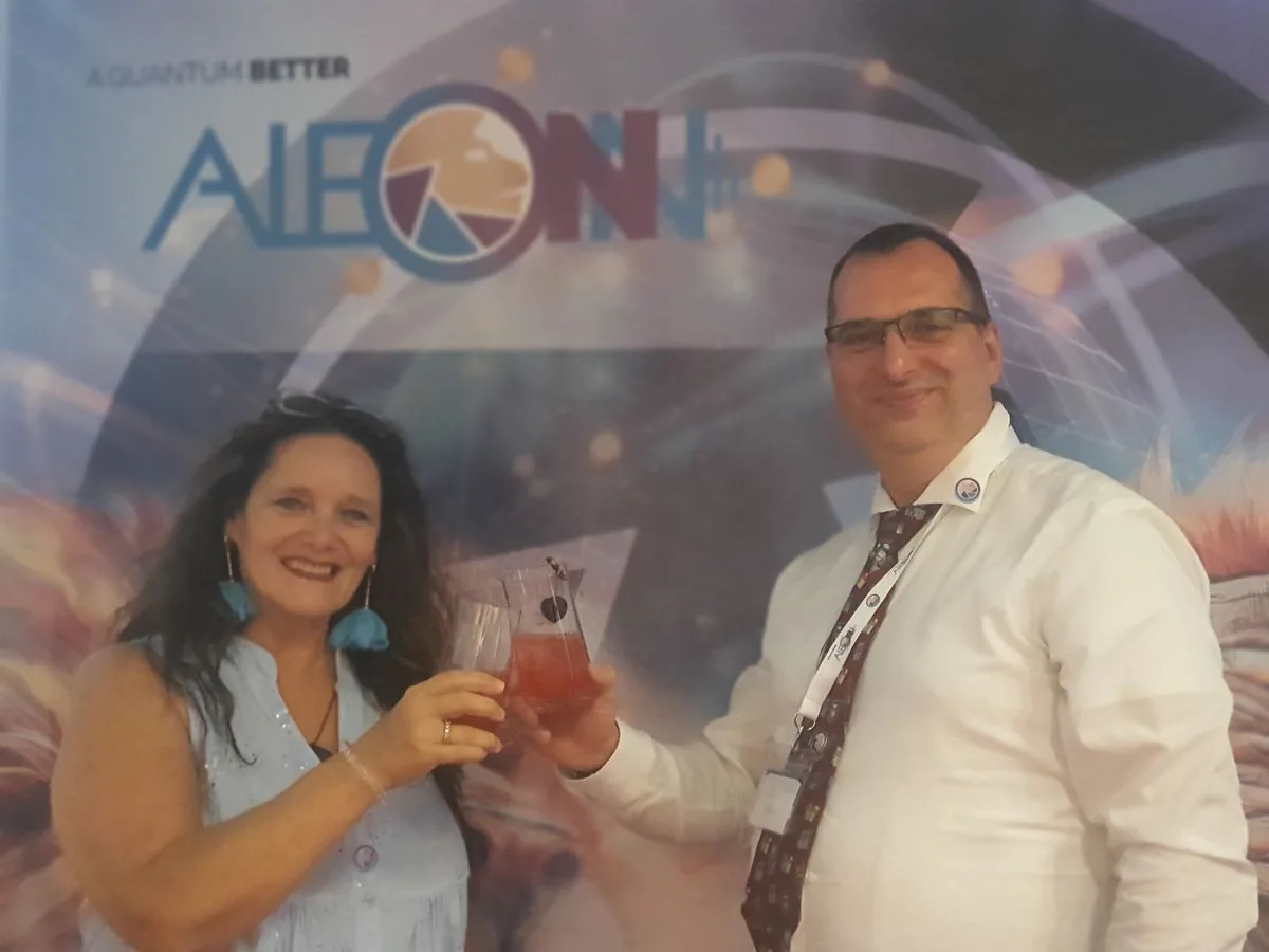 Winfried Altmann stößt mit ALEONN-Präsidentin Dr. Nadja Kirschner an