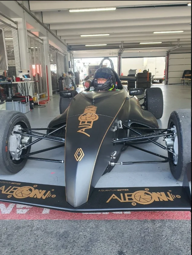 ALEONN Fórmula Renault con piloto en el cockpit